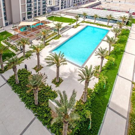 A Luxury Aprt 2 Bedrooms Balcony With Wonderful View Mall Access Hi Speed Wifi Beach Access & Much More For Family Only Samaheej Luaran gambar