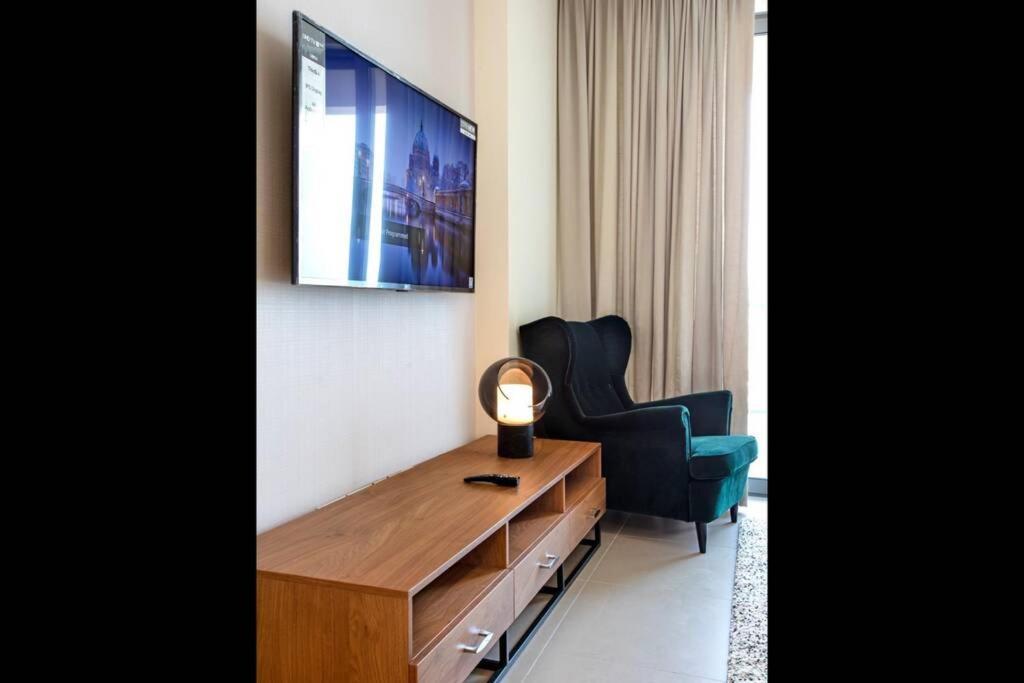 A Luxury Aprt 2 Bedrooms Balcony With Wonderful View Mall Access Hi Speed Wifi Beach Access & Much More For Family Only Samaheej Luaran gambar