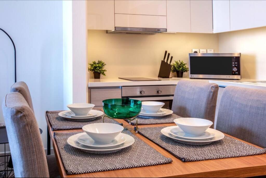 A Luxury Aprt 2 Bedrooms Balcony With Wonderful View Mall Access Hi Speed Wifi Beach Access & Much More For Family Only Samaheej Luaran gambar